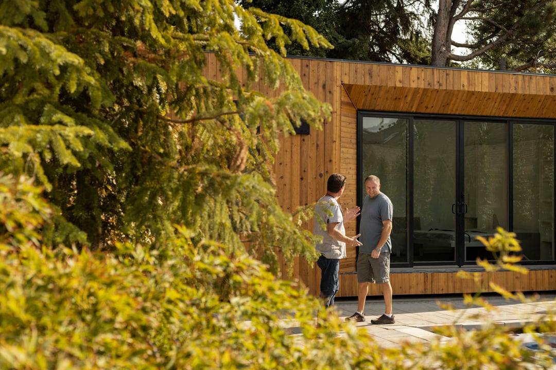  Two people talking outside of a Modal 00 in warm weather